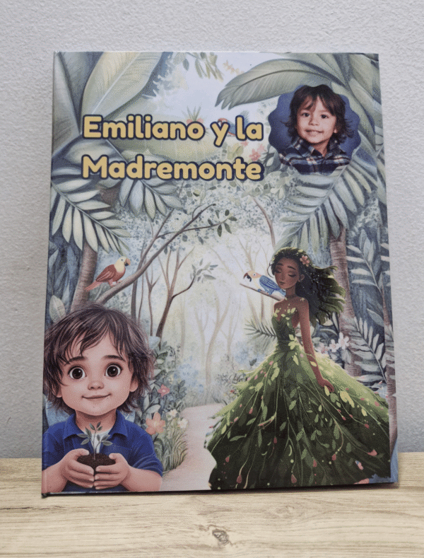 Niño sonriente con su cuento personalizado ambientado en la selva amazónica, con su foto y nombre en la portada.