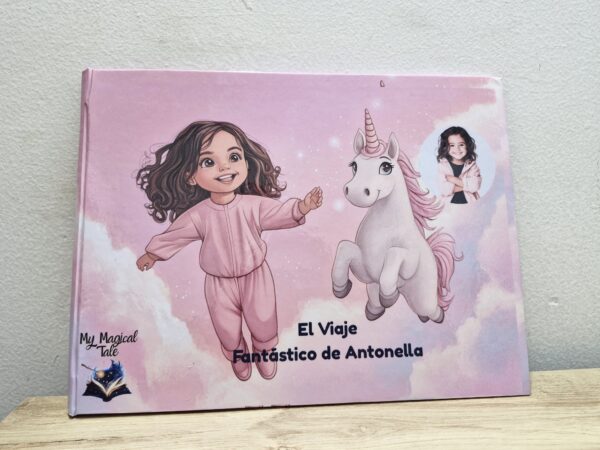 Portada del libro infantil personalizado "Un viaje fantástico", con ilustraciones mágicas y el nombre del niño/a.