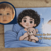 Niño con su libro personalizado "Hora de Dormir" en portada, reflejando su imagen como protagonista del cuento.
