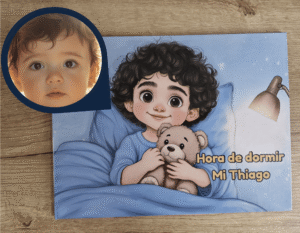 Niño con su libro personalizado "Hora de Dormir" en portada, reflejando su imagen como protagonista del cuento.