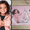Foto de un niño sosteniendo su libro personalizado de My Magical Tale, mostrando la portada con su foto y nombre.