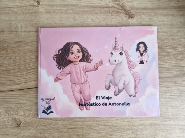 Portada del cuento con diseño encantador, título “Un viaje fantástico” y nombre del niño/a.