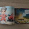 Niño apaga incendios con su camión de juguete en el cuento "El Pequeño Bombero"