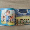 Libro abierto con ilustraciones coloridas de fútbol en el cuento "La Magia del Estadio"